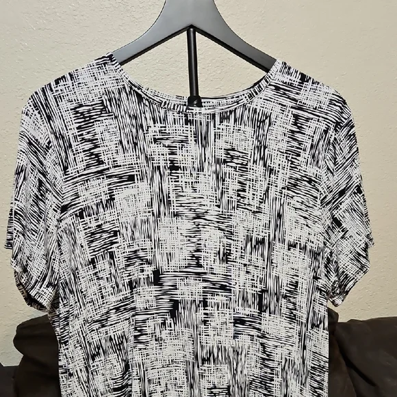 Nine West Black and White Patterned Short Sleeve Top - Picture 3 of 6